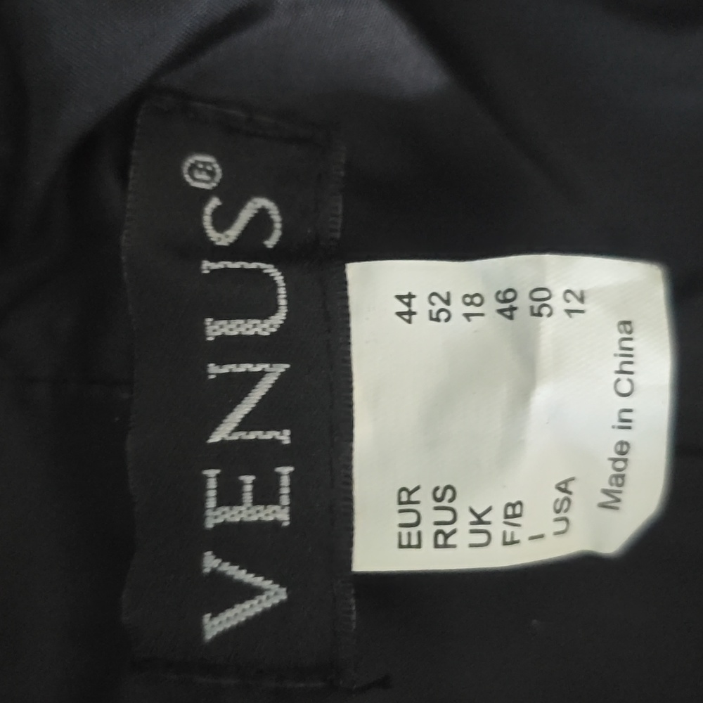 Black on black Venus blazer with pleated waist design - Picture 4 of 5